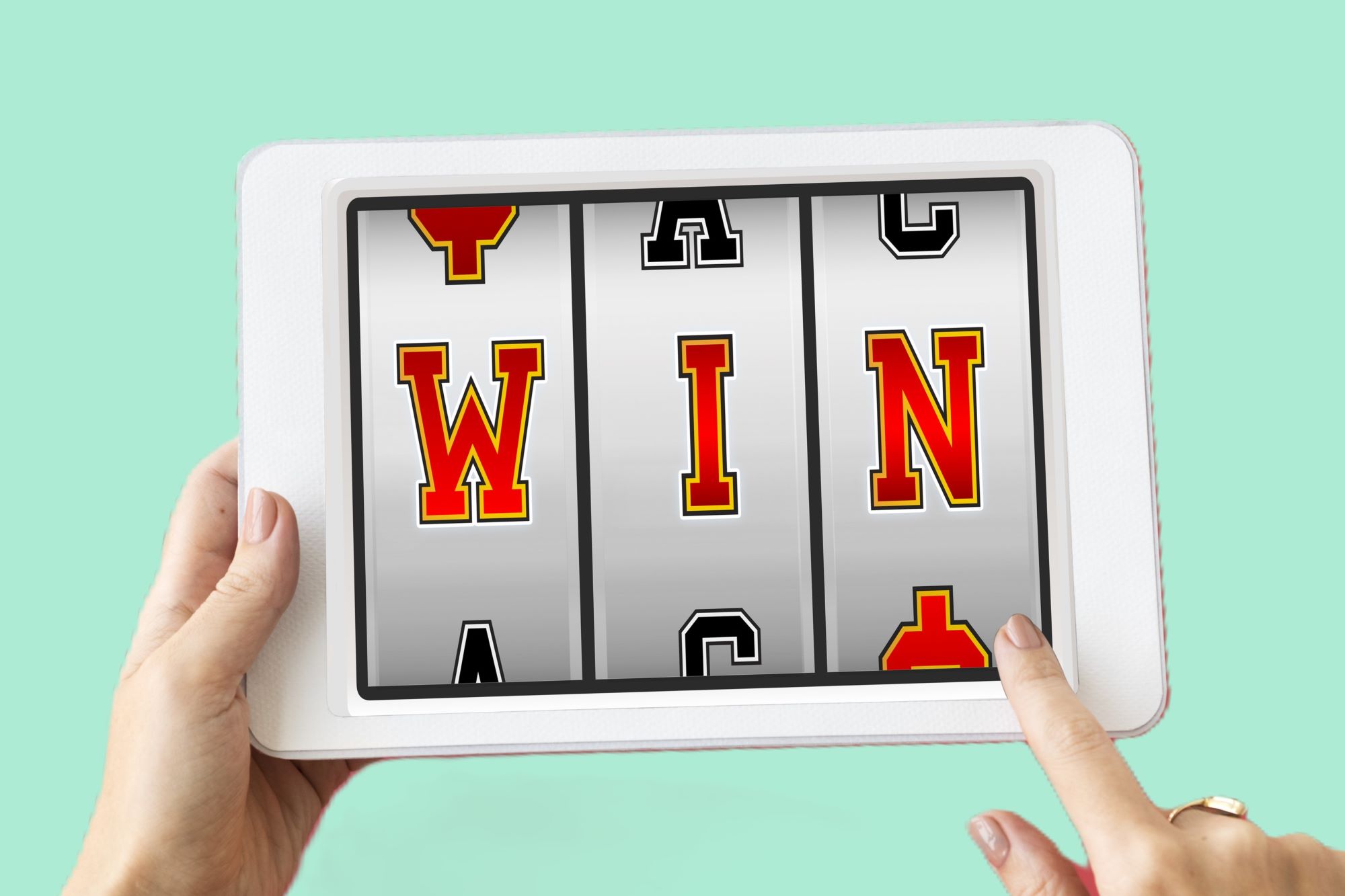 How does instant play differ from downloadable casino software?